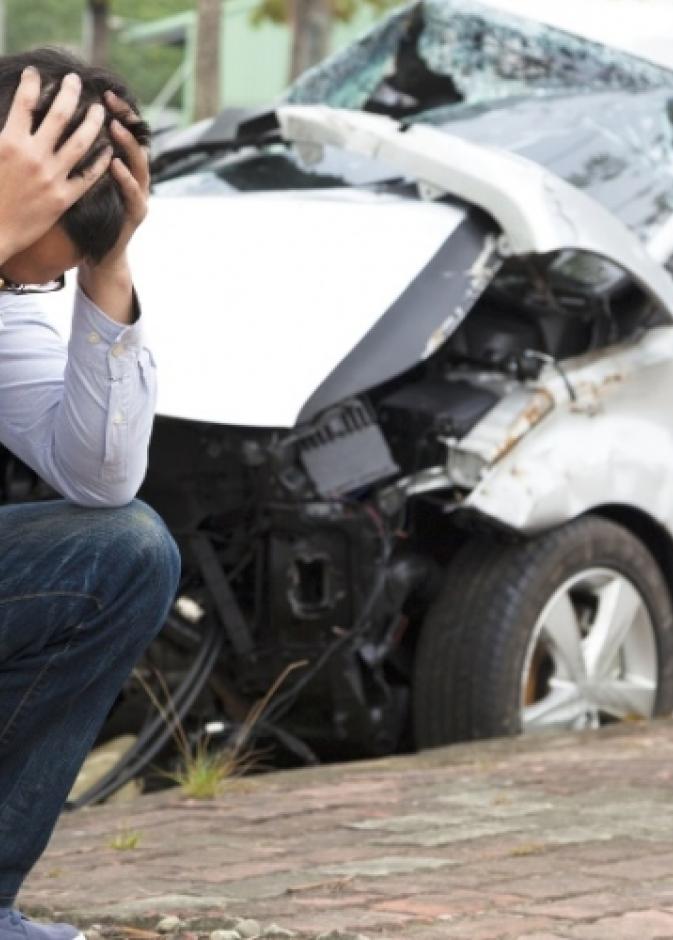 العناية الإلهية أنقذت سائقا كان يقف إلى جوار سيارته