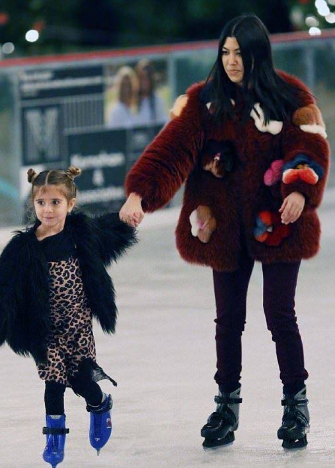 كورتني كاردشيان تقضي وقتاً رائعا برفقة ابنتها خلال تزلجهما على الجليد في ماليبو