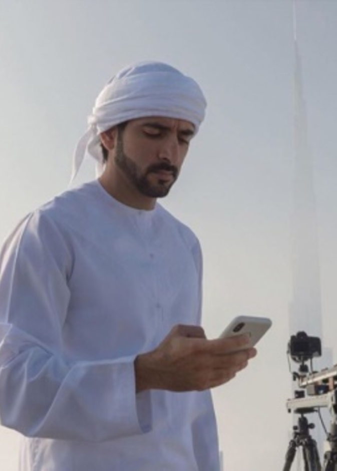 الشيخ حمدان بن محمد ينشر فيديو الضباب وهو يخترق ناطحات السحاب في دبي