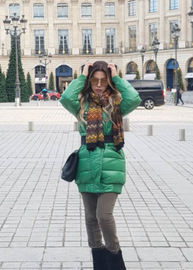 تنسيق فوضوي وغير أنيق اعتمدته نوال الزغبي في بنطلون الجينز الممزق