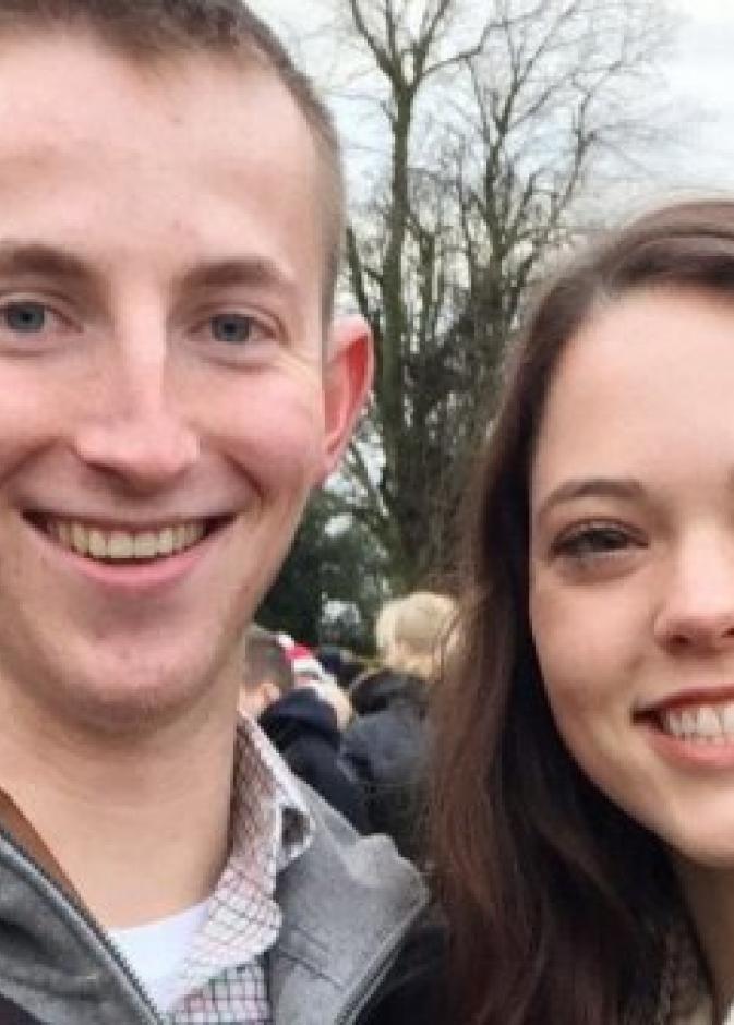 أمريكي يتقدم لخطبة صديقته أمام قصر ساندرينجهام