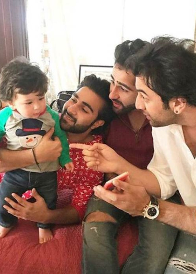 عائلة كابور اجتمعت رغم حزنها على وفاة شاشي كابور