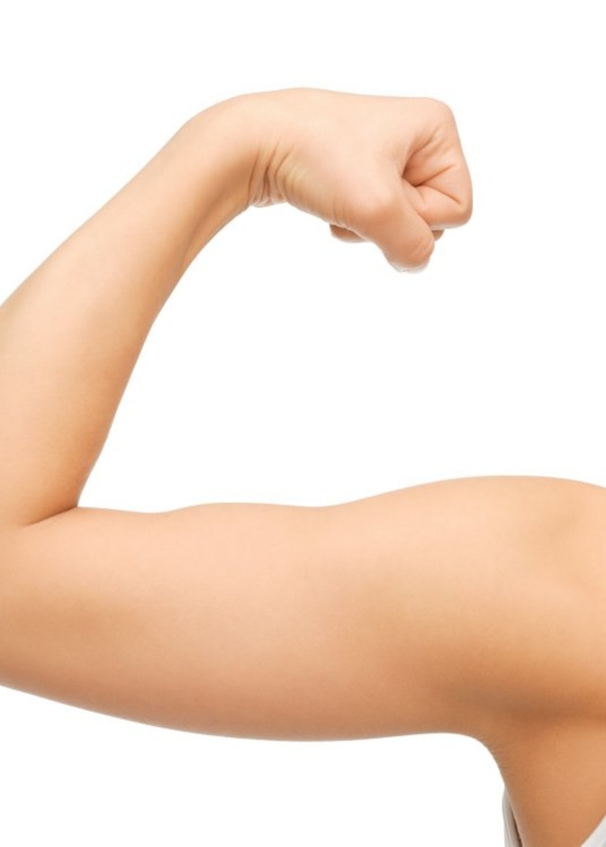 قومي بتنحيف ذراعيك و شدهما بتمرين سريع و فعال