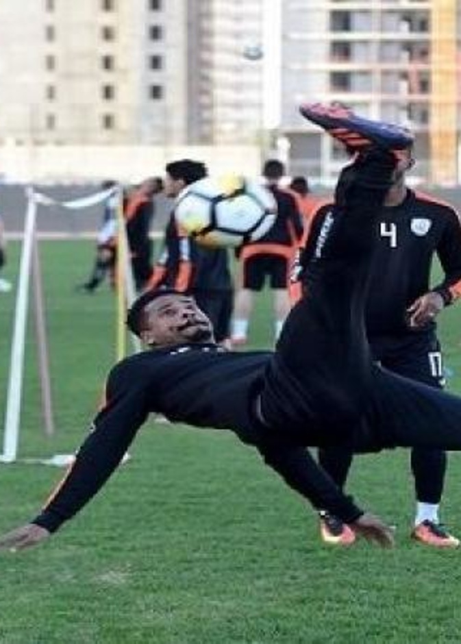 تشكيلة الشباب كاملة باستثناء هتان باهبري