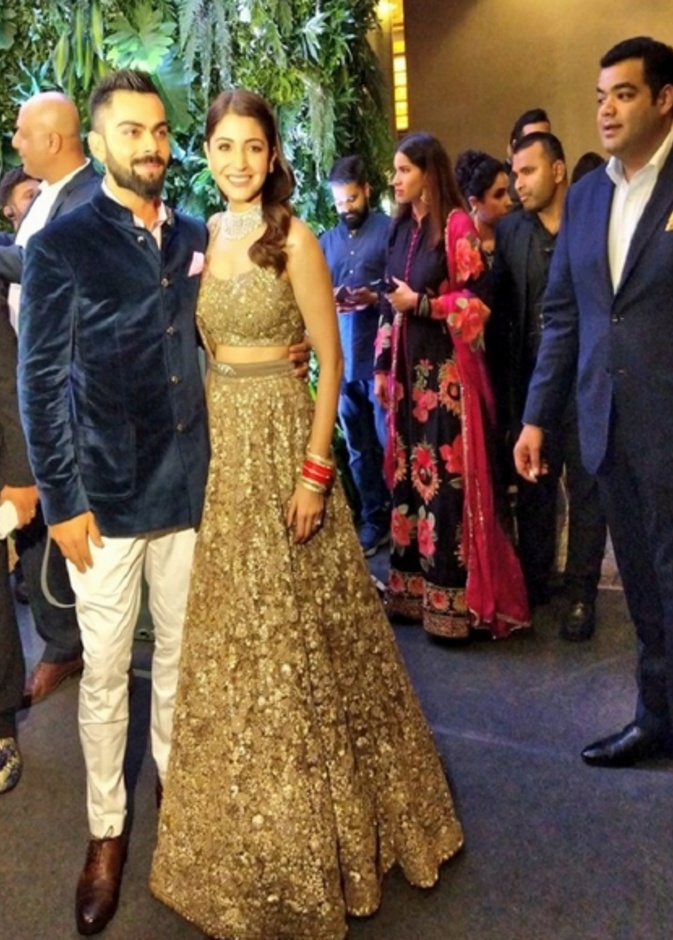 أنوشكا شارما وفيرات كولي ظهرا في حفل الاستقبال الذي أقيم في قاعة حفلات Astor Ballroom في فندق سانت ريجيس