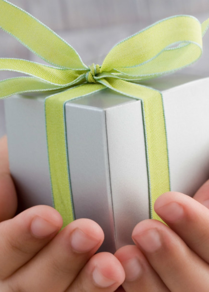 كيف تعلمين طفلك تقديم الهدية؟