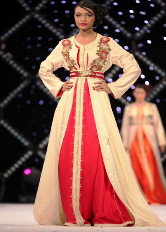 قفطان مغربي باللون الاحمر والذهبي