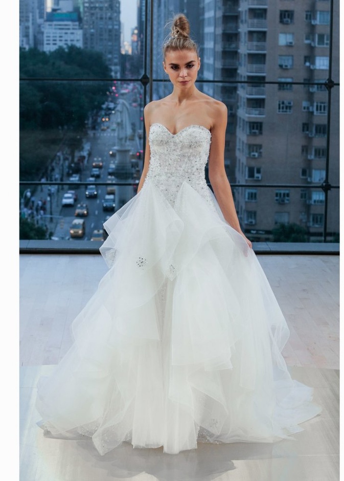 موديلات فساتين خطوبة مرصعة بالاحجار الكريمة من مجموعة فيكتور أند رولف Viktor & Rolf