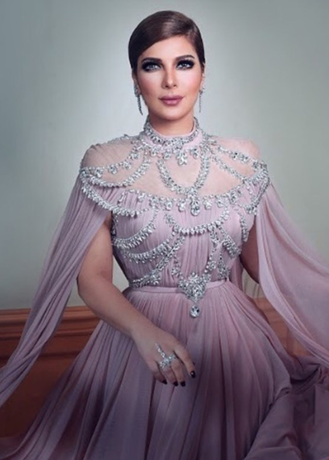 بلقيس ترتدي مجوهرات لازوردي