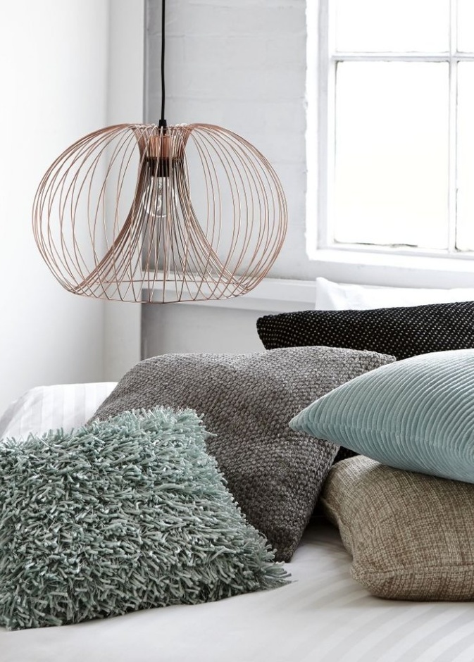 وسائد بألوان الربيع لديكور الكنب في غرفة الجلوس