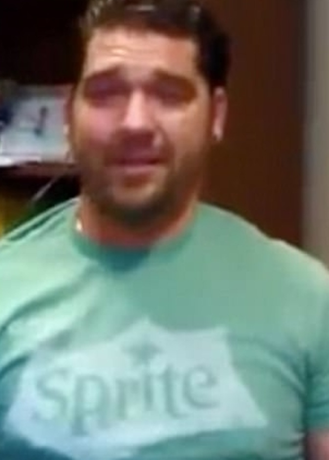 عدوى الالتهاب السحائي أفقدت جوي أوغستا السمع في صغره