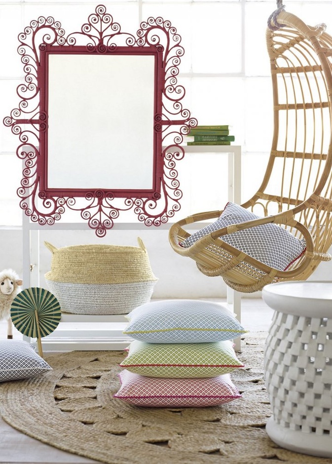 كرسي باللون الزهري مع مسند للقدمين لغرف النوم