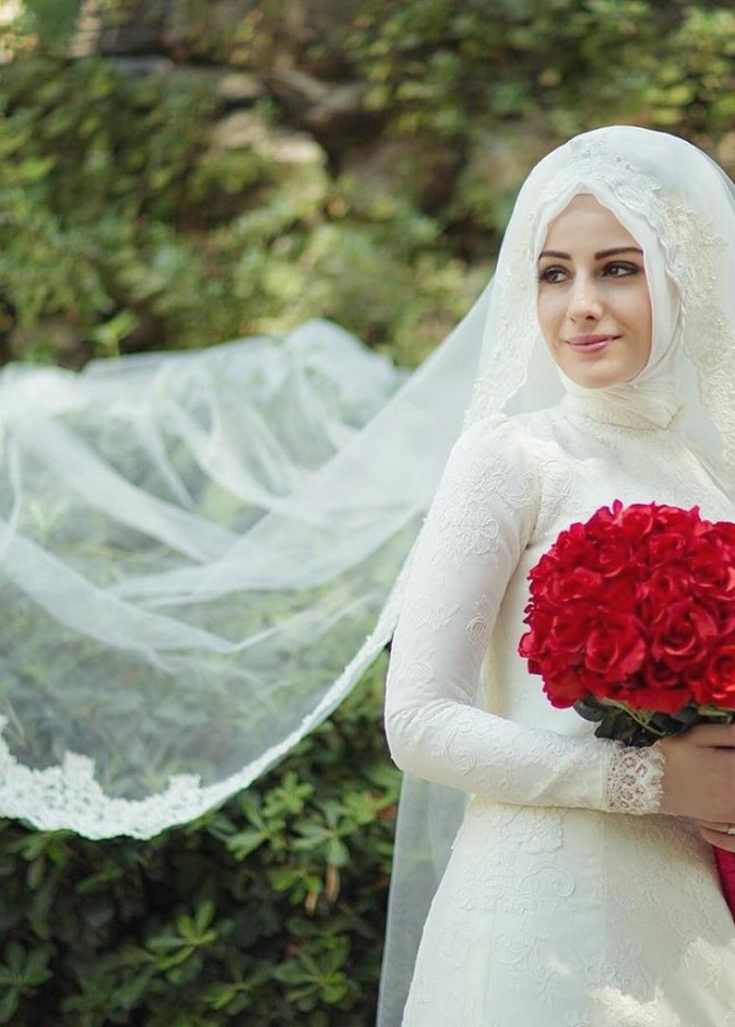ضعي كريم الاساس المناسب للون بشرتك و وزعيه على كامل الوجه