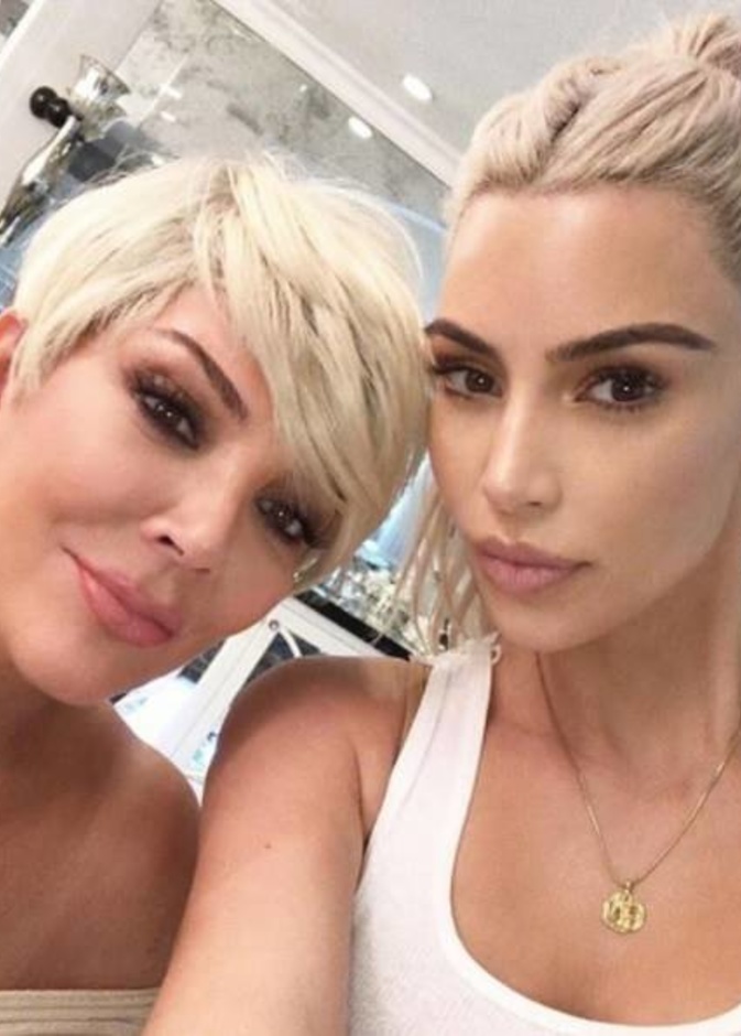 كريس جينر وابنتها كيم توأمان بالشعر الأشقر!