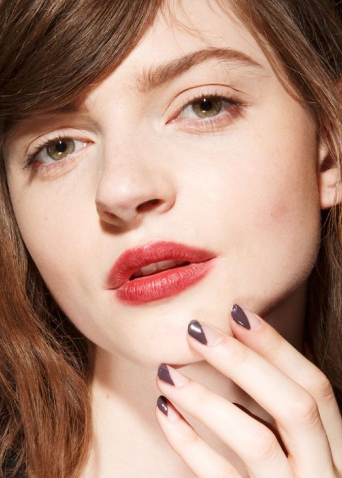 طلاء اظافر مقلمة باسلوب الفرانش المستقيم على خطى Monse