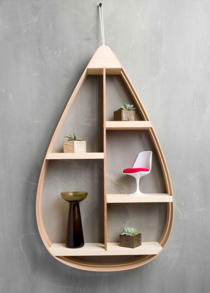 رف من الخشب مصمم بخطوط انسيابية رائعة