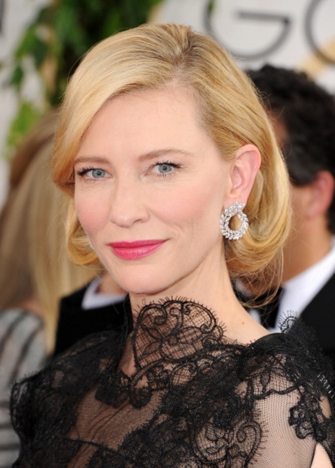 ليدي غاغا في غولدن غلوب 2016 ترتدي مجوهرات نيل لاين