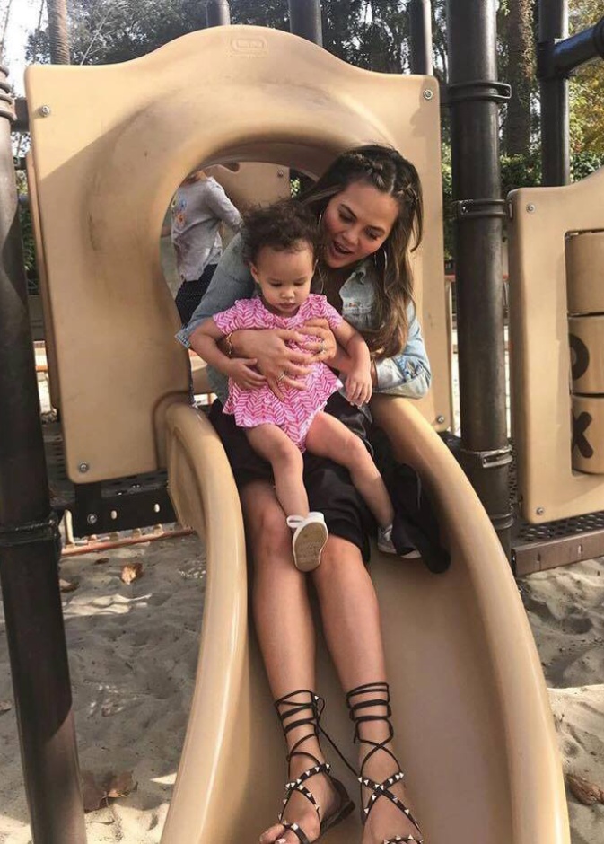 كريسي تايجن تقضي أوقاتا ممتعة برفقة ابنتها