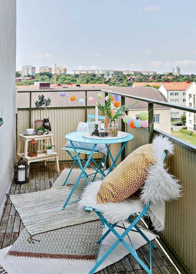 الكرسي المخصص للاسترخاء يميز ديكور الشرفة المنزلية