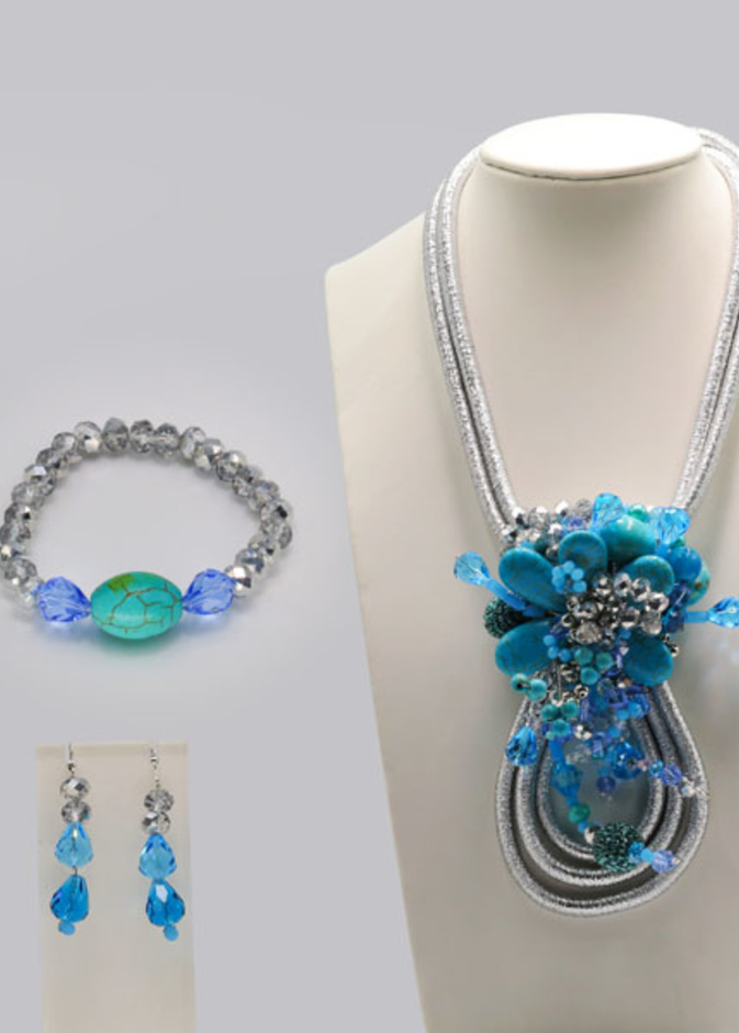 عقد واسوارة وأقراط باللون الذهبي 