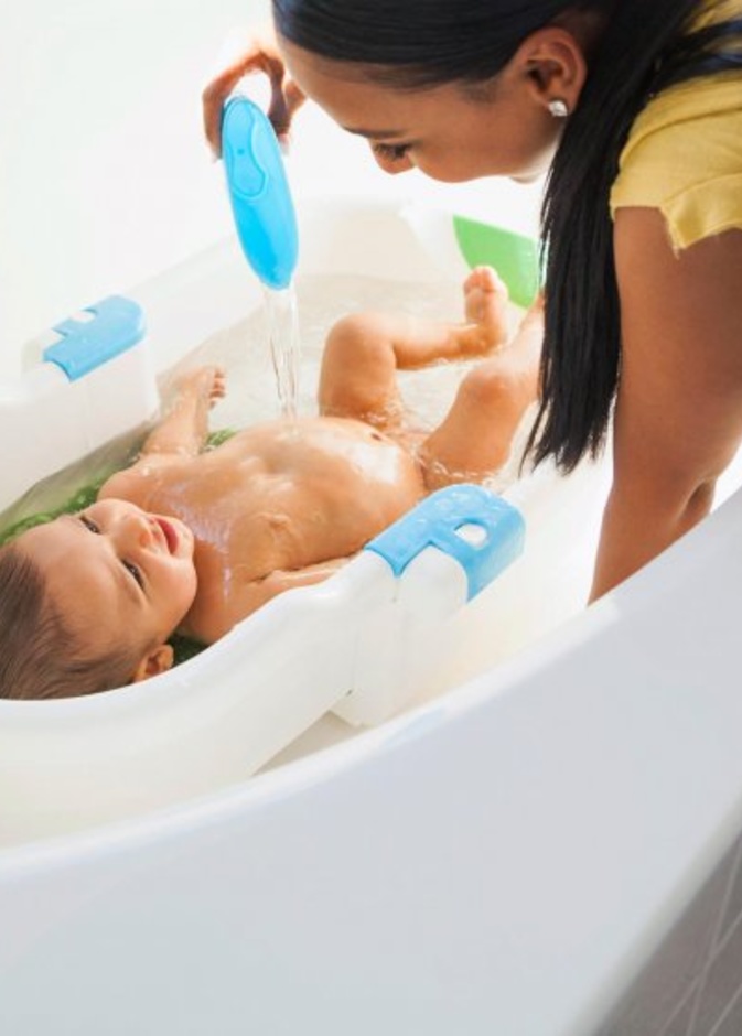  تحديد الوقت المناسب لتحميم الرضيع من الأمور الهامة التي يجب مراعاتها سواء في فصل الصيف او الشتاء