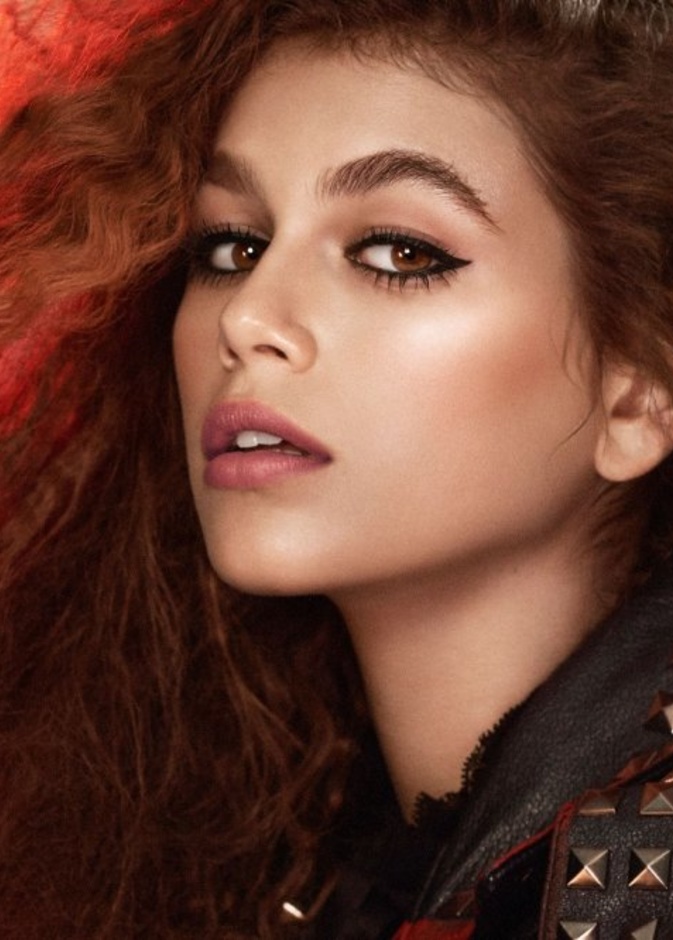 رسمات عيون مع الآيلاينر الاسود من كايا غيربر Kaia Gerber