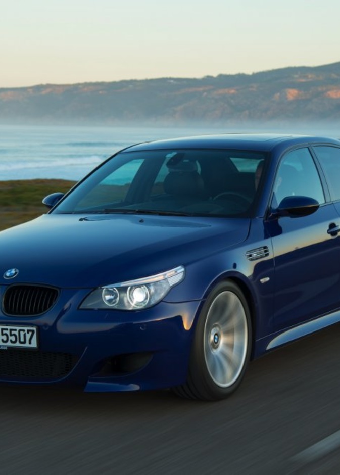 فيديو سيارة BMW M5 تكسر الرقم القياسي لأطول تفحيط