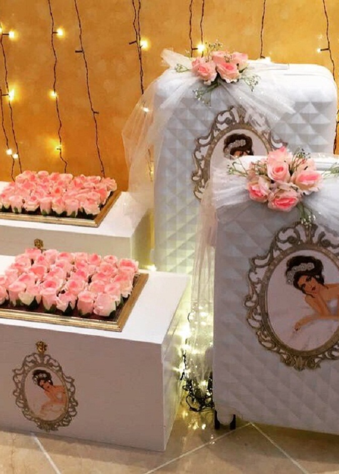 دبش مزين بالورود الطبيعية والاصطناعية