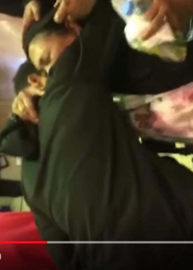 العائلة تودع العاملة بالدموع