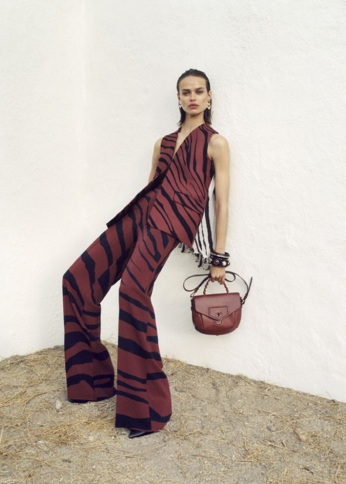 موعة Roberto Cavalli لربيع وصيف 2018.. أنوثة قوية تنبض بالحياة