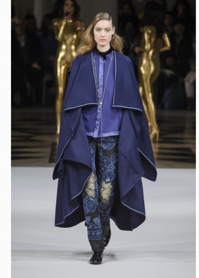 موضة الكاب المتطاير مع البنطلون من Alexis Mabille