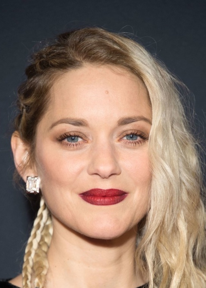 احمر شفاه قوي مع الظلال الذهبية من Marion Cotillard