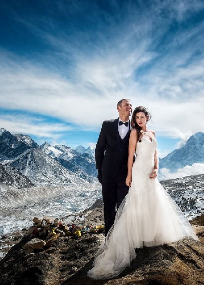 العروسان على جبل ايفرست