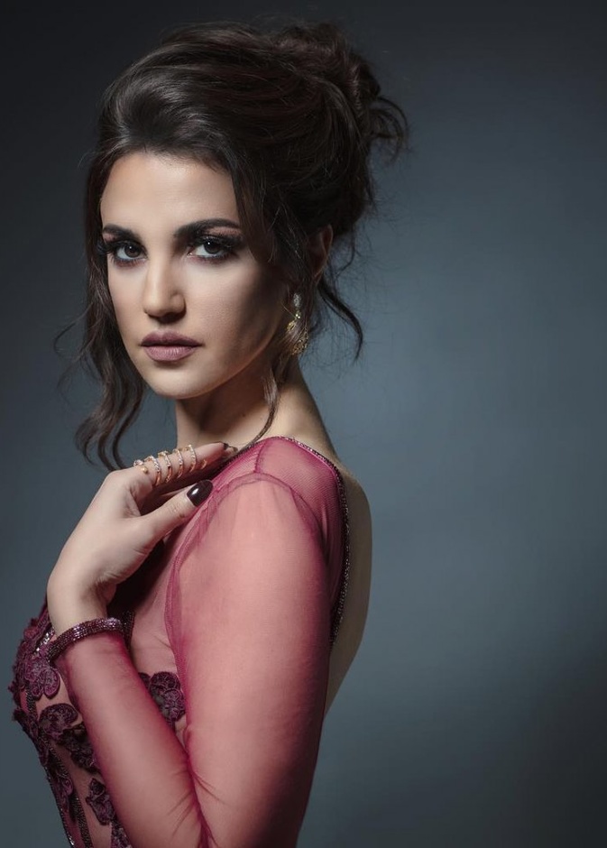 مي عز الدين تختار مجوهرات ناعمة من Toujours