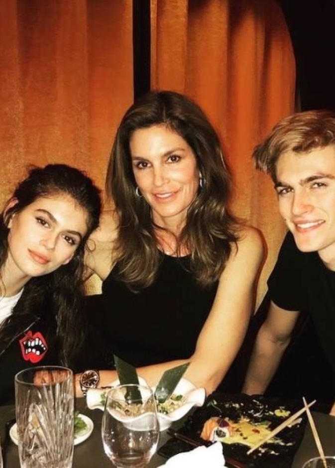 سندي كروفورد برفقة أبنائها أمس خلال أسبوع عروض الأزياء الرجالية في باريس