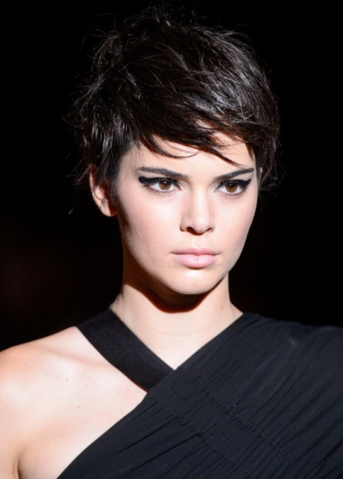 مناكير باللون النيلي مع الخطوط السوداء من ‏Sadie Williams