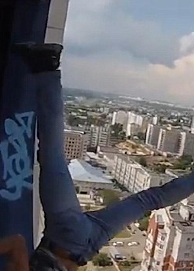 روسي يعرض حياته للخطر من أجل التقاط صورة سيلفي