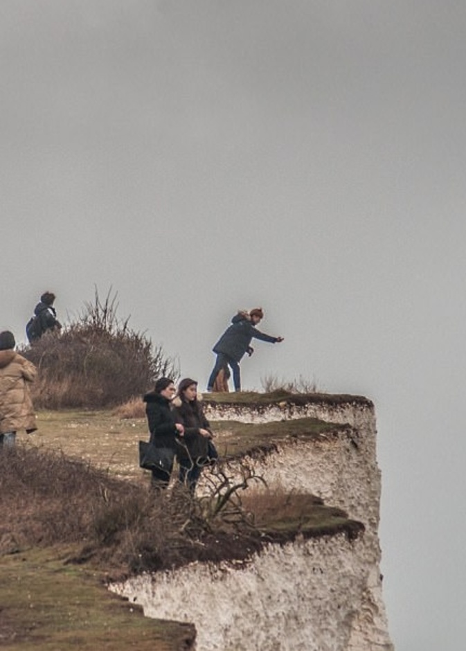 سائحون يخاطرون بحياتهم لالتقاط صور سيلفي على قمة منحدر متهدم