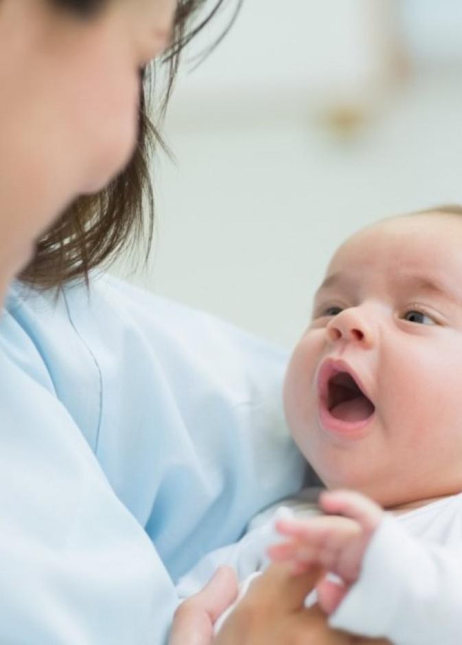 تختلف علامات تطور الطفل الرضيع من طفل لآخر فلا تقلقي وتابعي مولودك