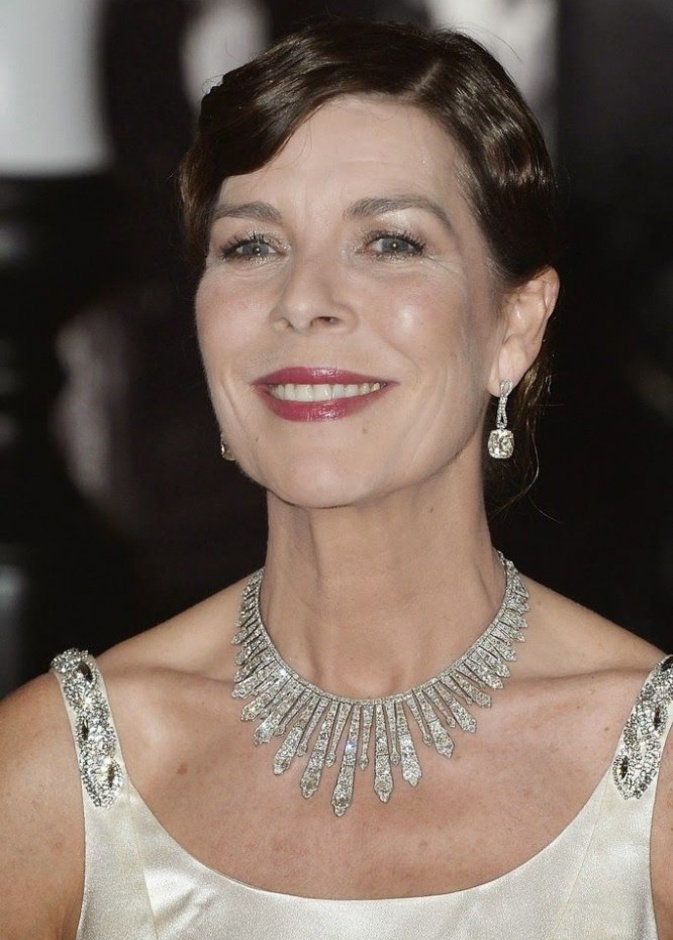 عقد الأميرة كارولين من الماس والياقوت الأزرق يمكن ارتدائه كتاج