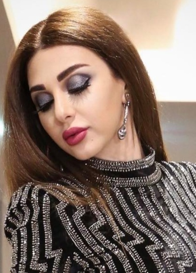 ظلال العيون الرمادية تبدو فخمة مع الفستان المخطط بالاسود الفضي
