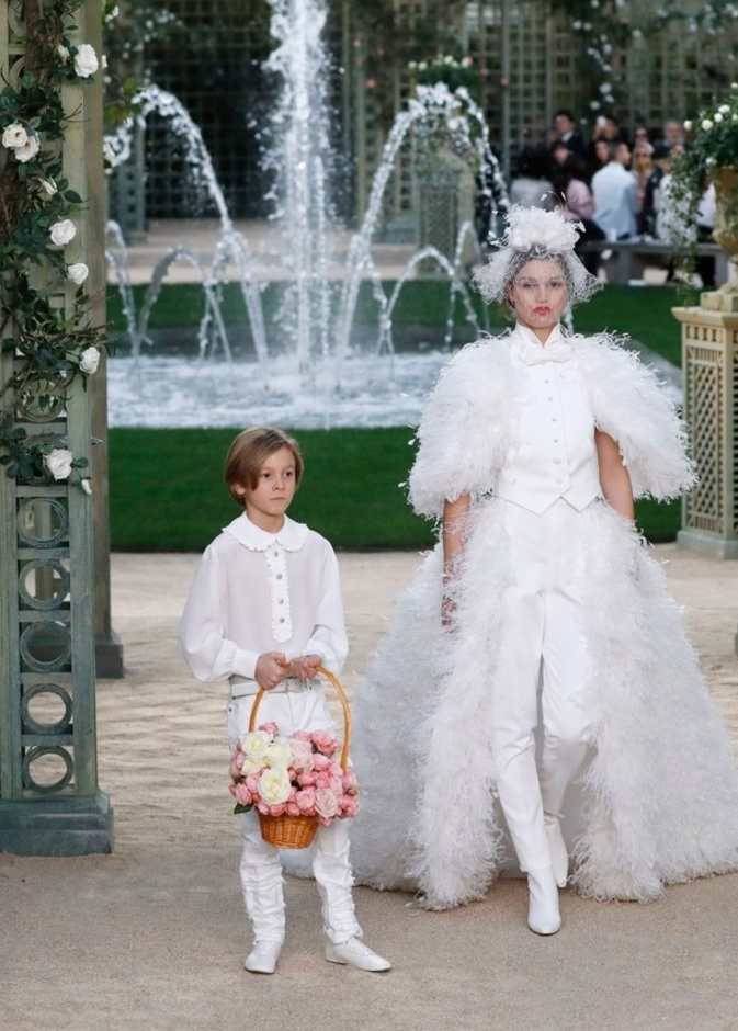 فستان من ايلي صعب