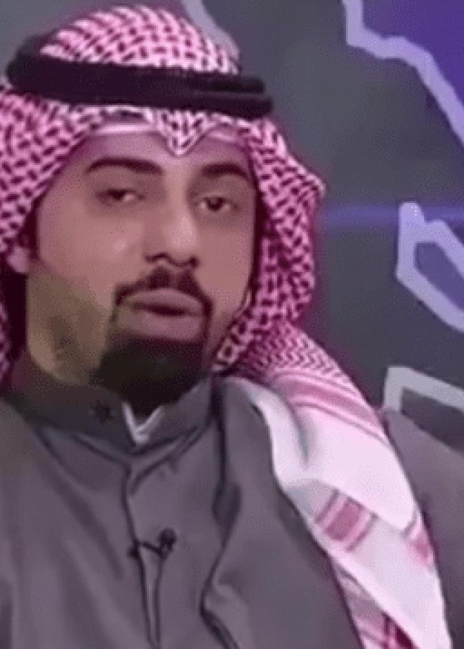 المذيع تعرض لضربة كرة أطاحت بعقاله