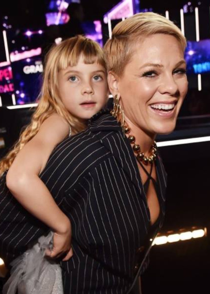 المطربة بينك تعود لدور الأم بعد انتهاء فقرتها على مسرح جوائز غرامي ليلة أمس