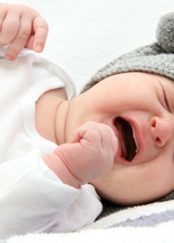 أسباب بكاء الطفل أثناء النوم