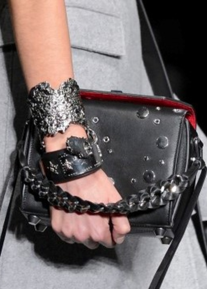 alexander mcqueen حقيبة باللون الأسود وبستايل عصري