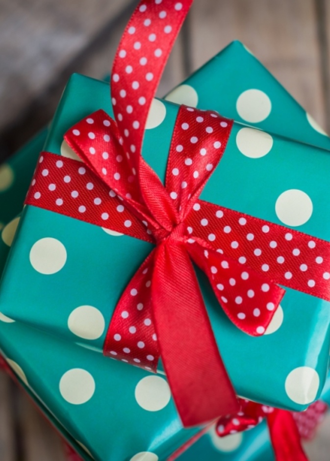 يمكن اهداؤها ملابس جميلة بالالوان القوية التي تحبها كالفوشيا والازرق والرمادي