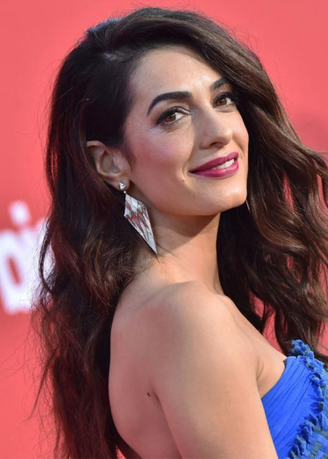 أمل كلوني تعشق الأقراط البارزة