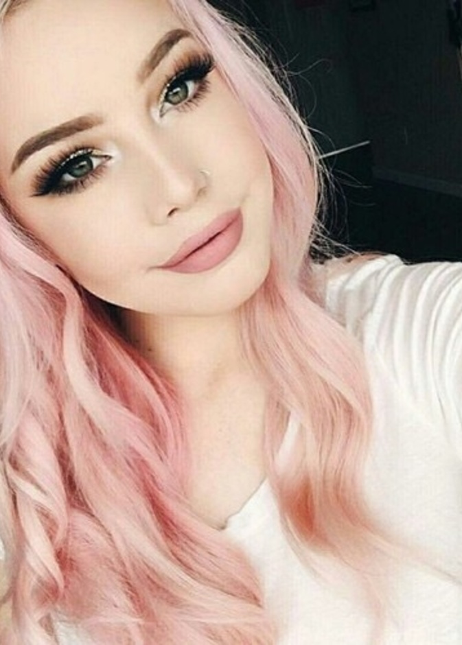 هذا اللون انيق ويجاري صيحات الموضة كما يليق بمختلف الوان البشرة