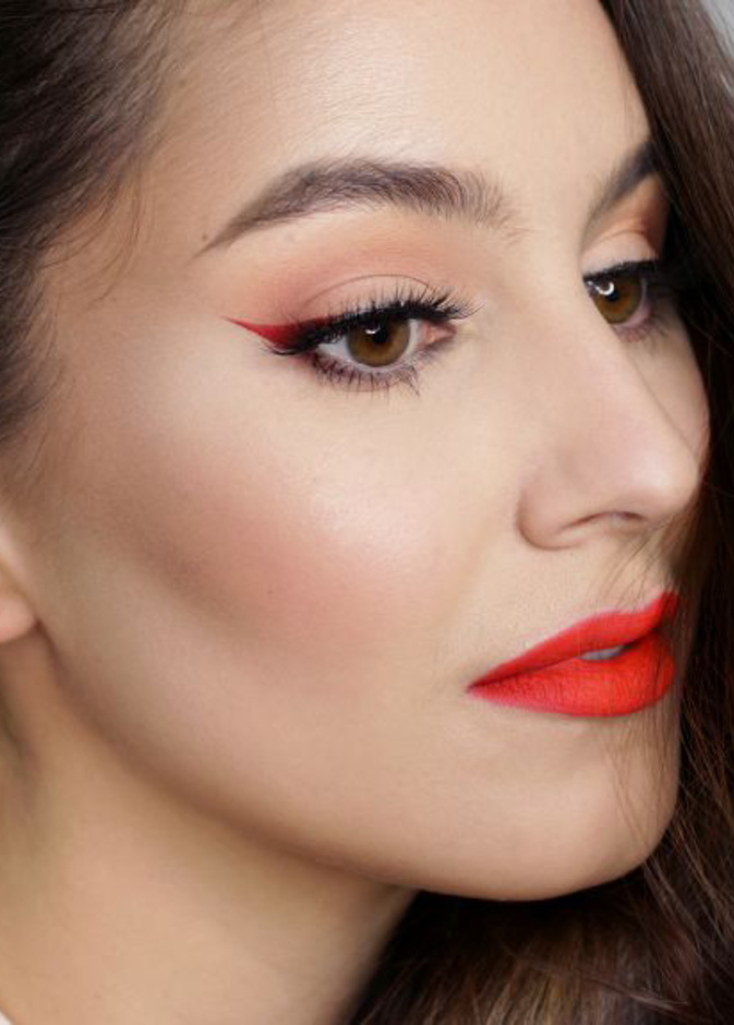 مكياج عيون باللون الاحمر للعروس بمناسبة عيد الحب.